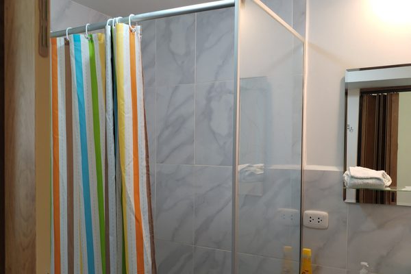 Baño compartido con ducha y agua caliente