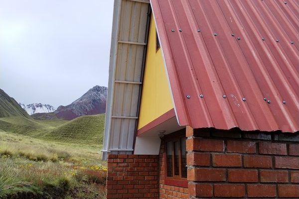 Techo de la cabaña con las montañas del nudo de Vilcanota al fondo