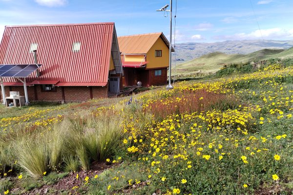 Las cabañas del lodge sobre el valle de Layo