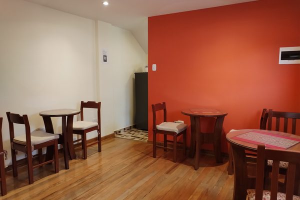 Comedor de la cabaña con vista al campo