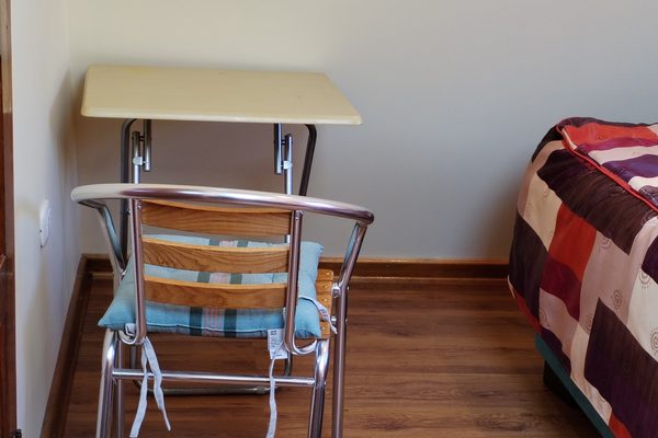 Habitación con escritorio de trabajo