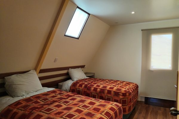 Habitación simple con tragaluz