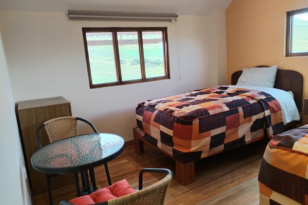 Habitación twin con mesa y sillas