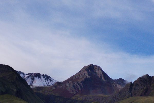 Paisaje de montañas y cielo desde el Fundo Totorjani