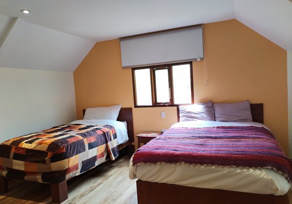 Habitación doble con cama matrimonial más una individual