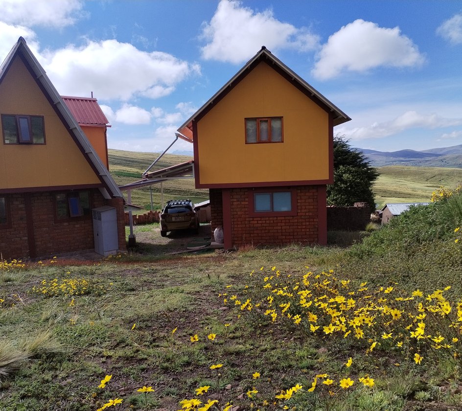 Las dos cabañas de Apu T'acllo Lodge al pie del Pallay Punchu