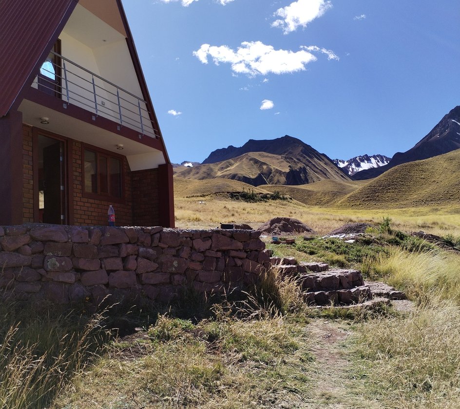 Cabaña del lodge con las montañas nevadas al fondo