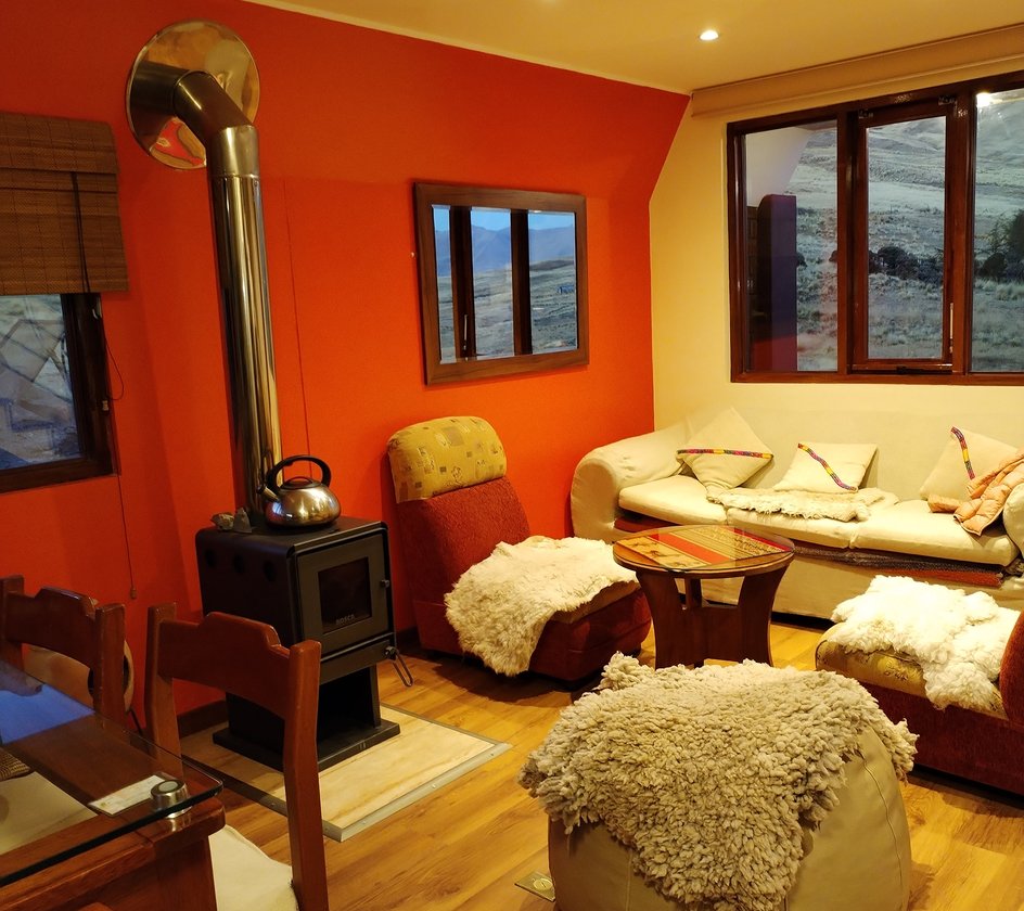 Sala de estar de la cabaña con chimenea a leña