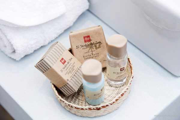 Amenities de marca y toallas de la habitación