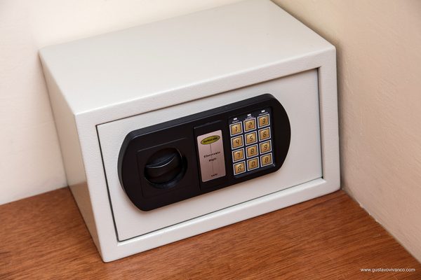 Caja fuerte de seguridad en la habitación