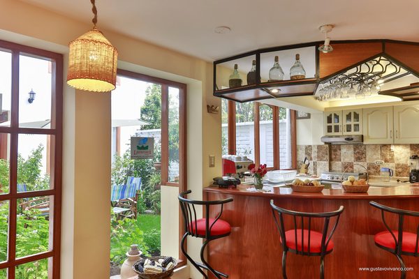 Cocina y comedor con vista al jardín