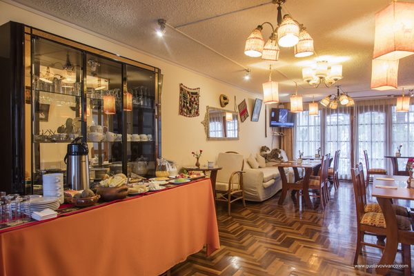 Comedor del hotel con el desayuno buffet servido