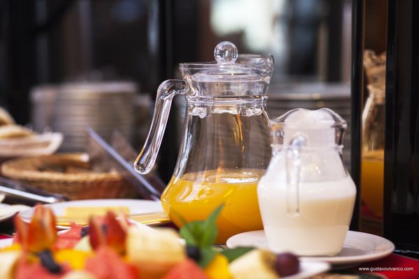 Desayuno buffet con jugos y frutas frescas