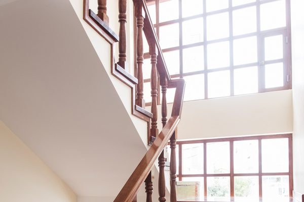 Escalera de madera del Laramani Hotel Boutique