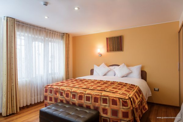 Habitación matrimonial con banca de cuero